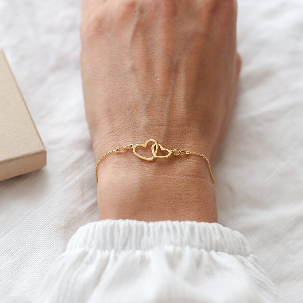 Till min dotter - Armband i guld med länkade hjärtan